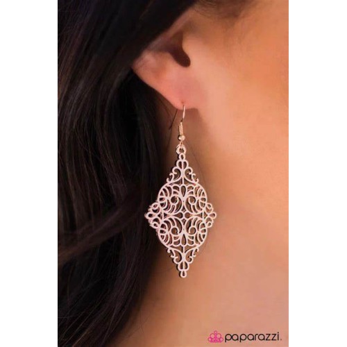 I Filigree Like Dancing! Gold Earring I Filigree Like Dancing! Gold Earring